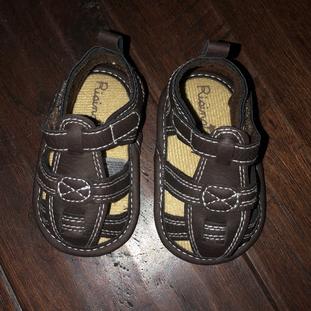 Strap sandals